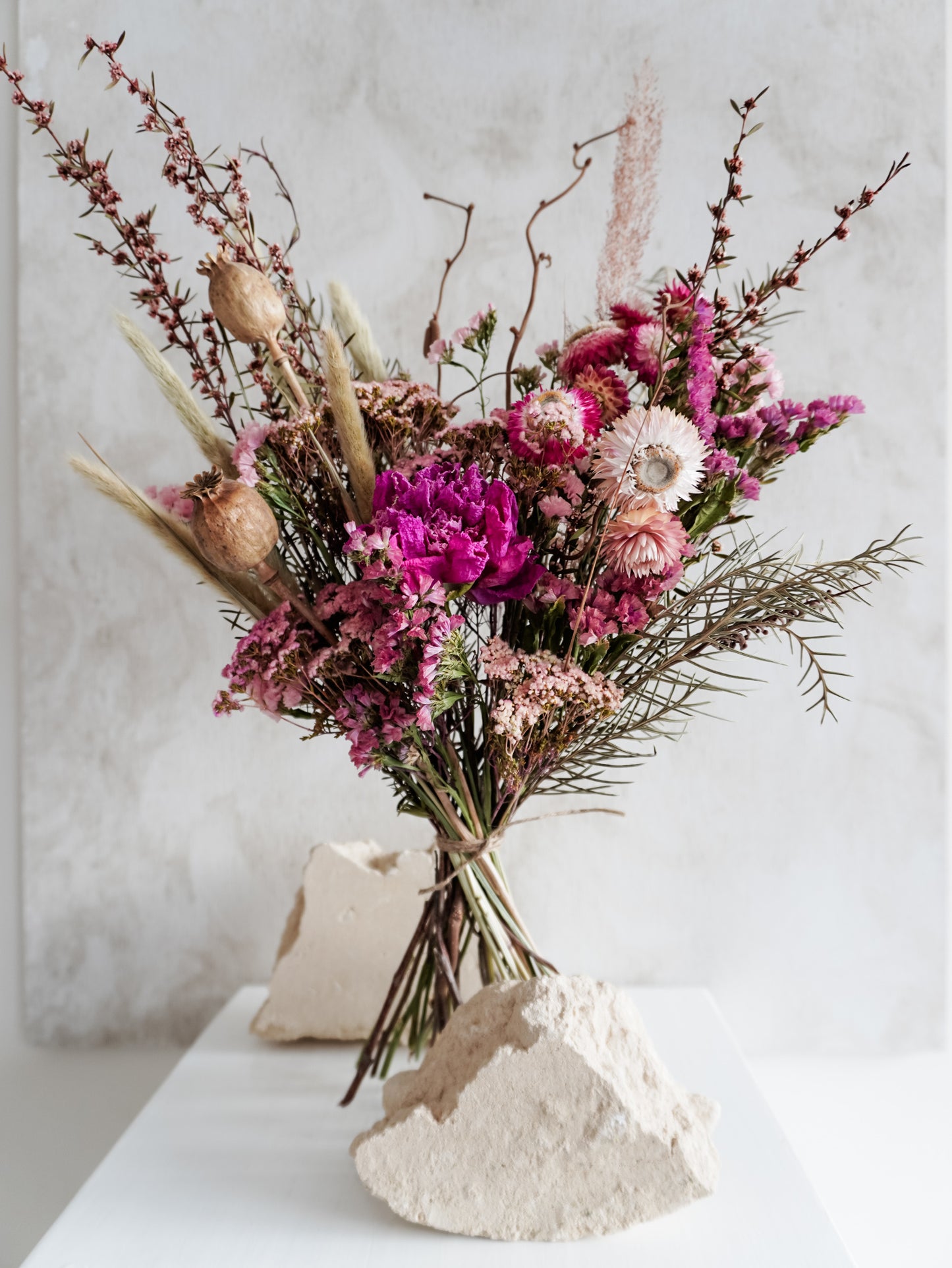 Dried flower meadow bouquet in bright pink tones – Classic Size Close View.